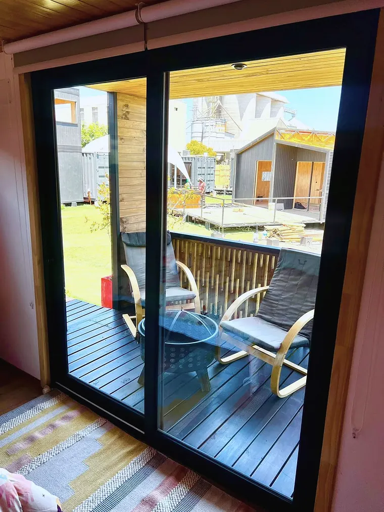 Corredera de termopanel con vista a terraza con brasero