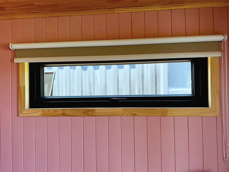 Ventana proyectante horizontal de PVC negro con cortina roller