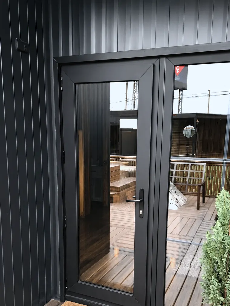 Puerta abatible de PVC negro